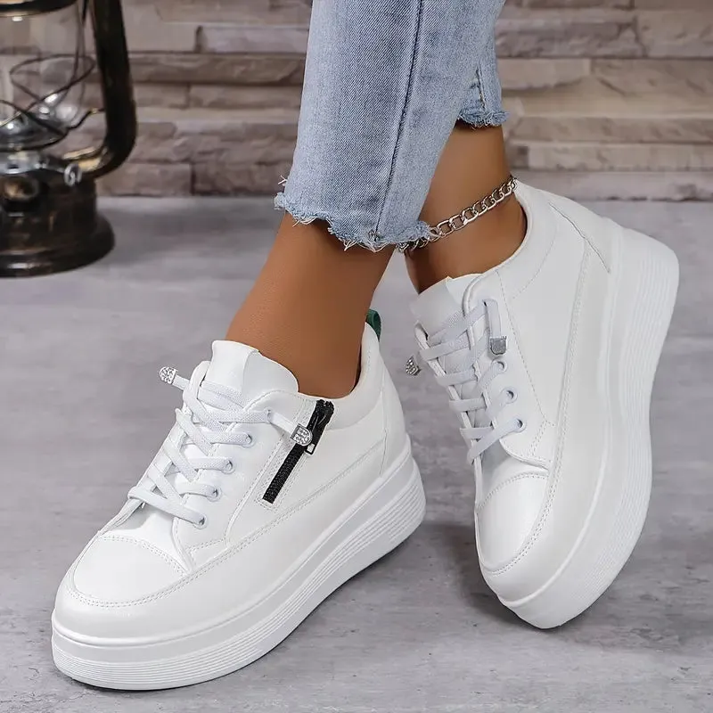 Weie Plateau-Skate-Schuhe mit Seitenreiverschluss
